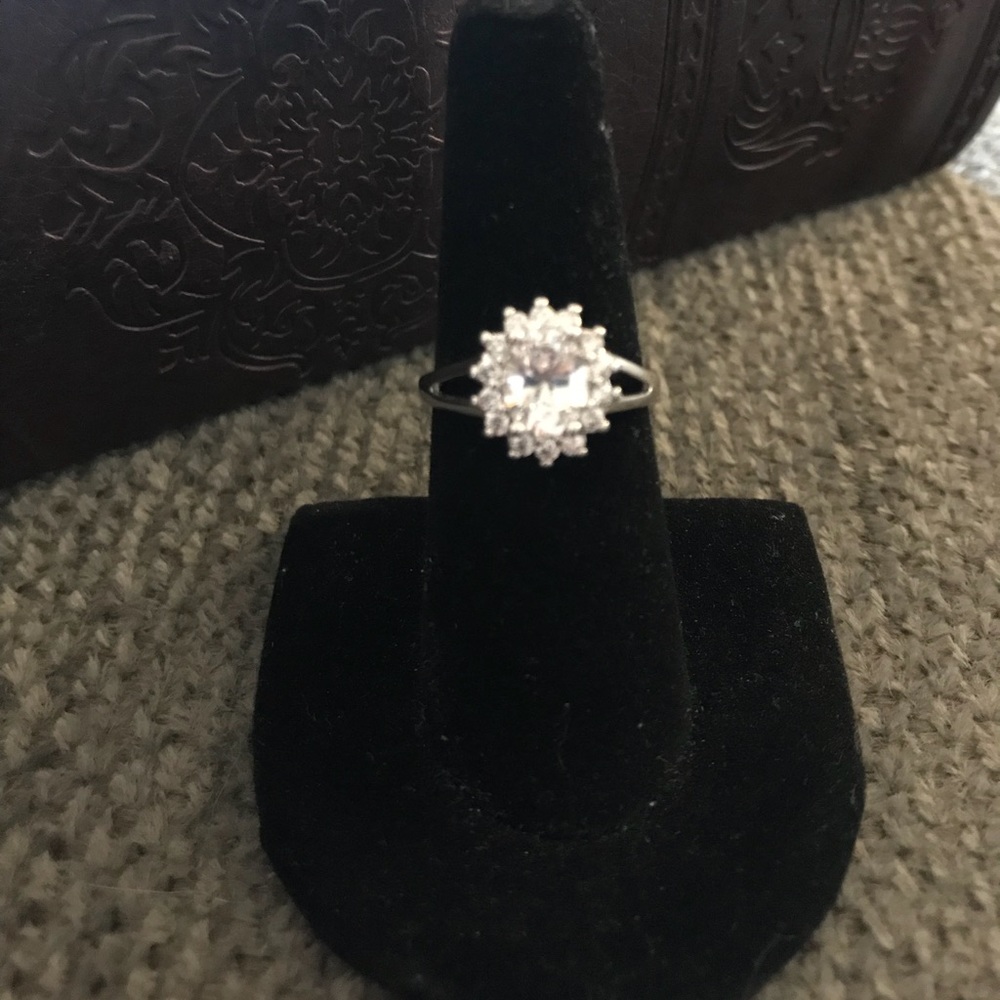Solitaire with halo ring